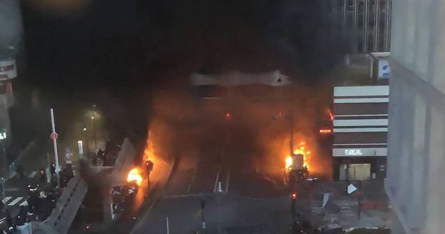 Tűz ütött ki Párizs belvárosában - videó