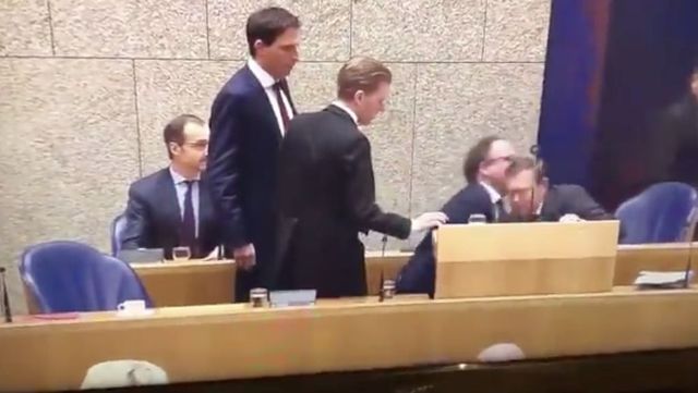 Ministrul Sănătății din Olanda a demisionat la o zi după ce a leșinat în Parlament