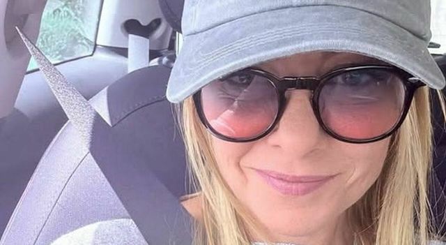 Il post di Meloni, selfie con il cappellino e 'buona domenica'