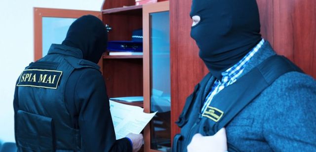 Descinderi la Vamă și la Poșta Moldovei. Oamenii legii investighează scheme de contrabandă