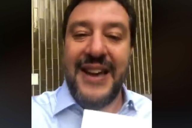 Salvini apre busta in diretta Facebook