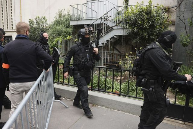 Un bărbat care amenința că se aruncă în aer, după ce s-a baricadat în consulatul Iranului din Paris, a fost arestat