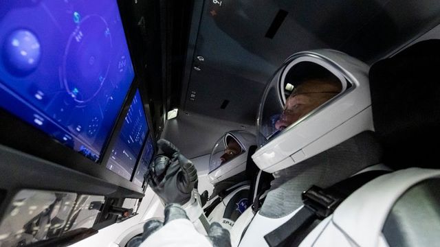Fellőték Floridából a SpaceX űrhajóját két asztronautával a fedélzetén