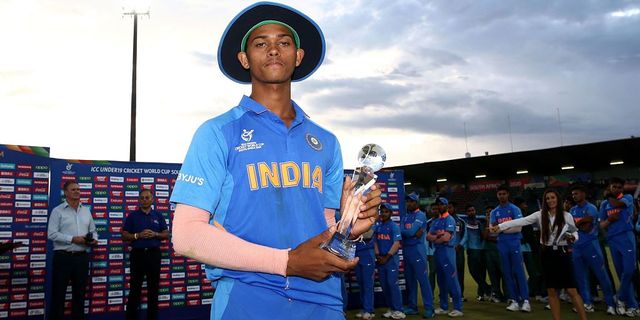 Yashasvi Jaiswal’s World Cup Man of the Tournament Trophy Breaks