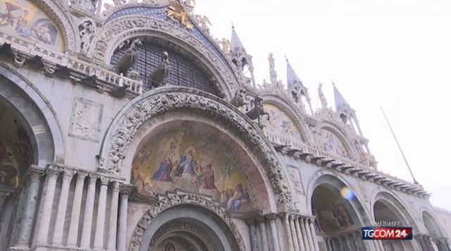 Nubifragio su Venezia, caduti frammenti dal campanile di San Marco