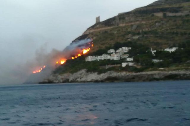 Incendio a San Vito Lo Capo, evacuati i 750 ospiti di un villaggio turistico