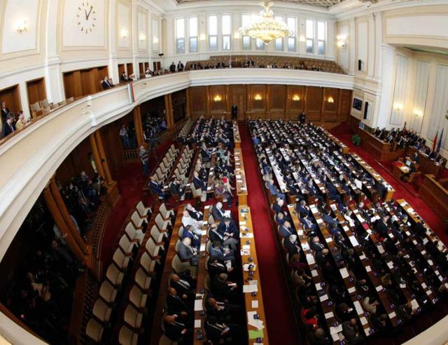 Парламентът започва дебатите по вота на недоверие към правителството