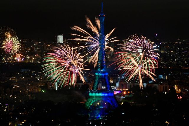 Franța a interzis vânzarea și folosirea artificiilor de Ziua Națională