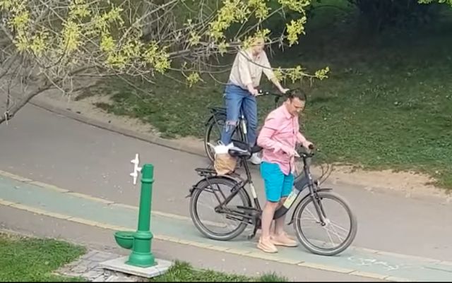 Primarul din Sectorul 3, cu bicicleta în parc alături de iubită. Ce explicație a dat