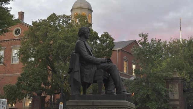 Donald Trump pierde la primera batalla judicial contra Harvard