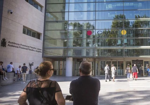 El acusado de violar a una menor se jactaba con sus amigos: «Ni le baja la regla y tenemos sexo»