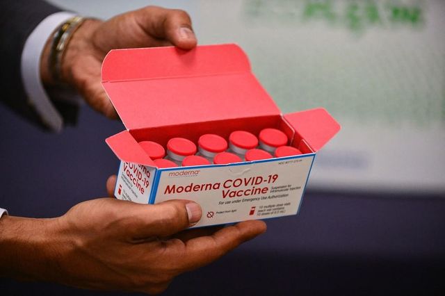 Sute de doze din prețiosul vaccin anti-Covid Moderna, distruse după ce un angajat le-a scos intenționat din frigider