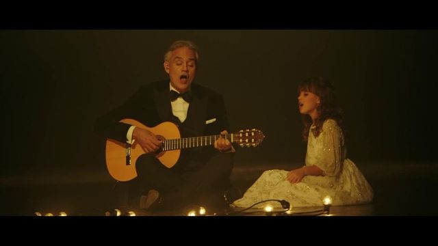 Andrea Bocelli e la figlia Virginia cantano insieme 'Hallelujah '