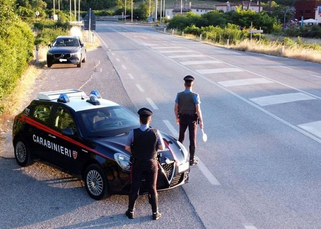 Salerno, sorprende i ladri in casa e spara: uno trovato morto
