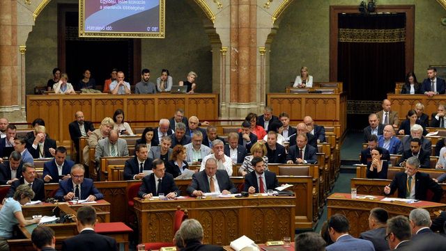 Az ellenzék kezdeményezésére kezd rendkívüli ülésbe a parlament