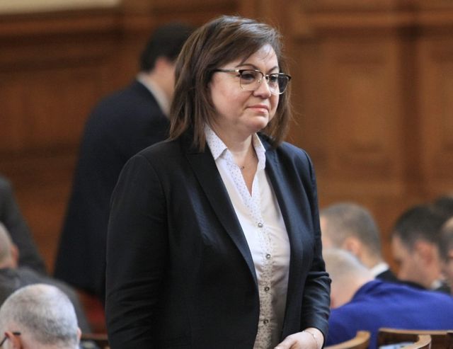 Борисов сменя гумите на автомобил, който вече не работи