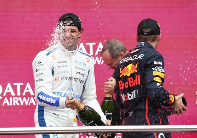 Mientras Sainz hace historia, Hamilton hace aguas