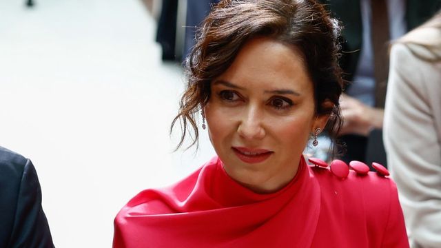 Ayuso y el delegado del Gobierno chocan por todo en el acto de la Constitución de Madrid