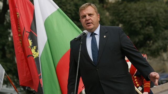 Централната избирателна комисия глоби Каракачанов с 2000 лв.