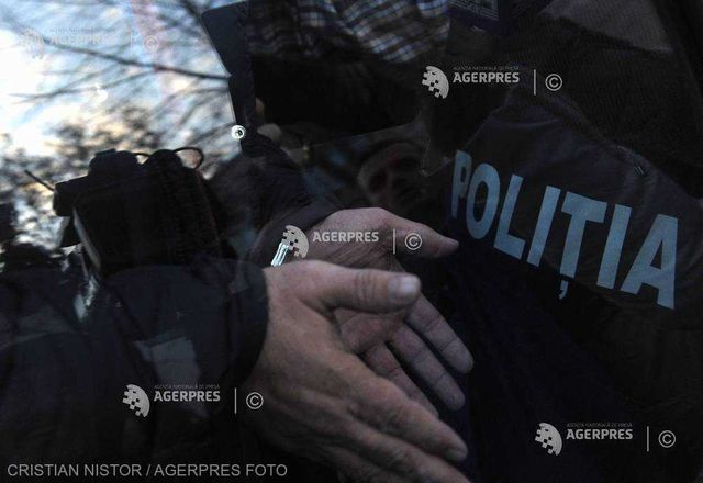 Opt persoane din Vâlcea, arestate pentru trafic de droguri