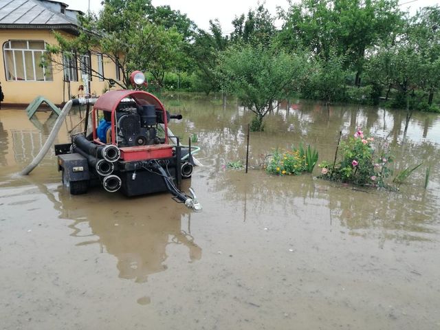 Zeci de gospodării inundate în urma ploilor torențiale