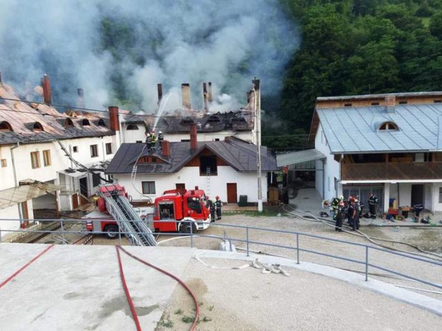 Mănăstirea de la Râmeț, refăcută cu bani de la Guvern, după ce a fost afectată de incendiu