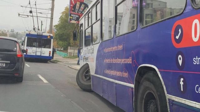Un troleibuz de pe ruta numărul 4 a rămas fără o roată. Incidentul a avut loc pe strada Decebal din Capitală