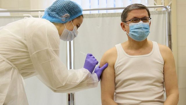 Președintele Parlamentului Igor Grosu și alți deputați s-au vaccinat cu cea de-a treia doză de vaccin anti-Covid-19
