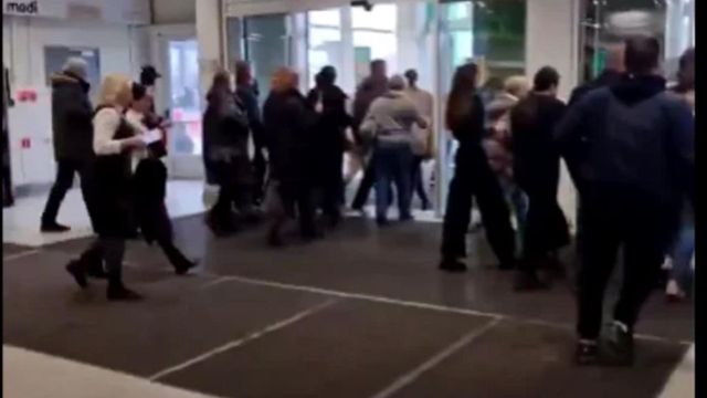 Alerta in Rusia, din nou! Centru comercial din Sankt Petersburg, evacuat dupa ce un barbat a amenintat ca a pus explozbili acolo