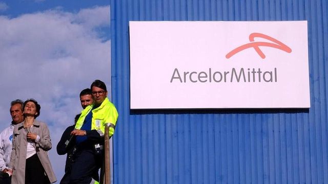 Incidente all'ArcelorMittal, si buca caldaia: fiamme altissime