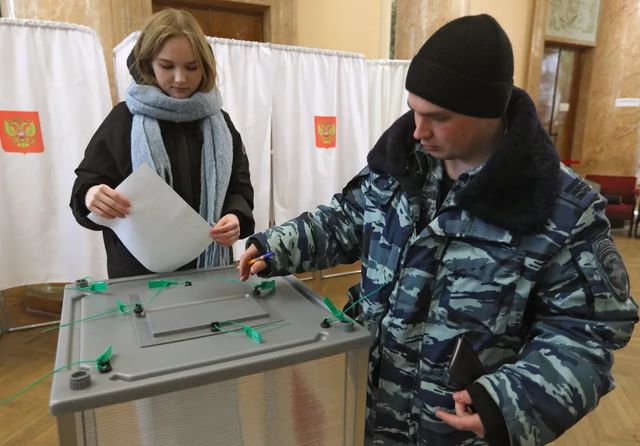 Rușii au incendiat cel puțin trei secții de votare și au turnat cerneală verde în urne, în prima zi a alegerilor prezidențiale