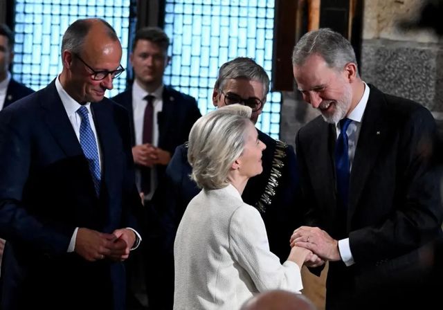 Von der Leyen insta a defender Europa al recibir el premio Carlomagno: «Ya no se puede confiar en la paz»