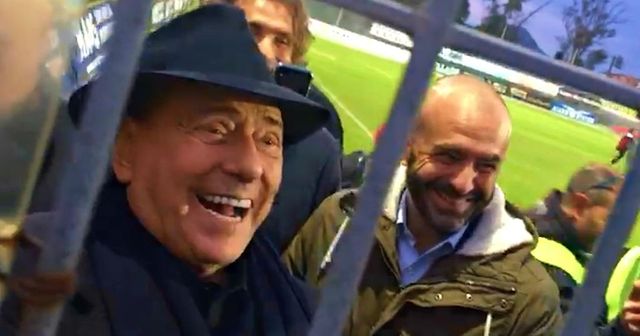 Silvio Berlusconi: “Scusate, devo andare a putt***”, scherza coi tifosi in trasferta ad Olbia per il Monza