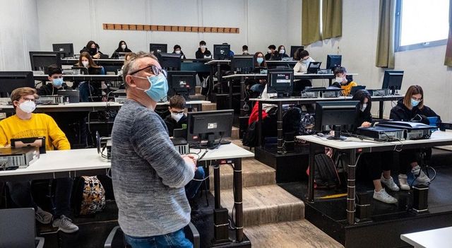 Stipendi, aumento per insegnanti e direttori fino a 190 euro: rinnovato il contratto scuola