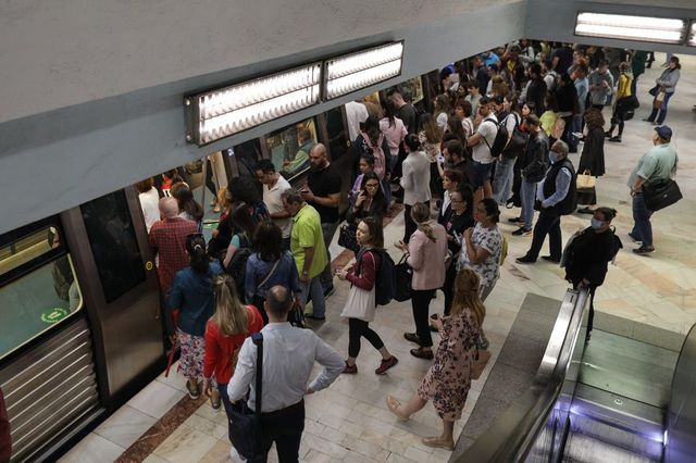 Sunt probleme tehnice la metrou, în stația Dimitrie Leonida. Se circulă cu dificultate între Berceni și Pipera