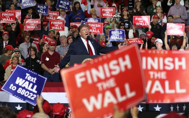 Incapabil să construiască zidul, Trump se pregătește de un pas fără precedent