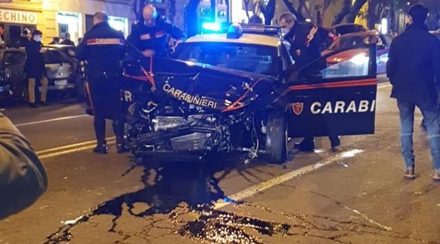 Cagliari, frontale dei carabinieri con l'auto in fuga