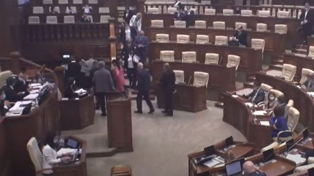 Депутаты Блока социалистов и коммунистов покинули заседание парламента
