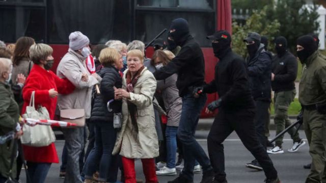 Femei și studenți care manifestau pașnic împotriva lui Lukașenko, arestați la Minsk