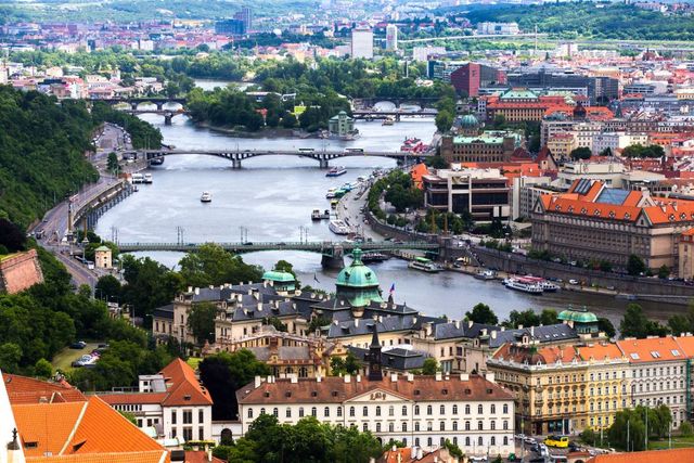 Evidenční počet zaměstnanců a jejich mzdy - 2. čtvrtletí 2025