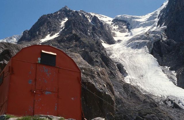 Bivacco montano dedicato a fratello Messner diventa un’opera d’arte