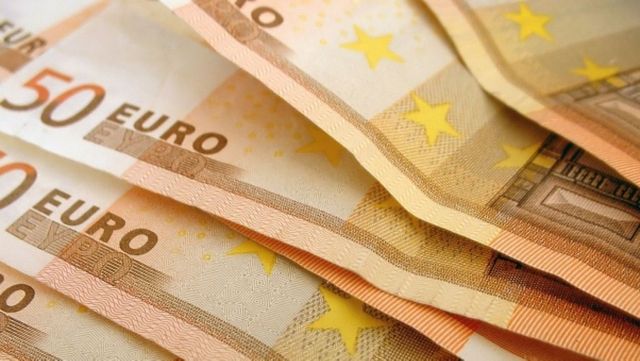 Euro și dolarul american continuă să se scumpească