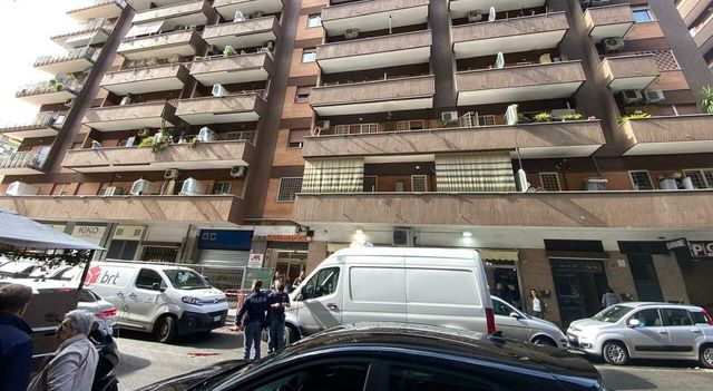 Bimbo cade dalla finestra a Roma, gravissimo