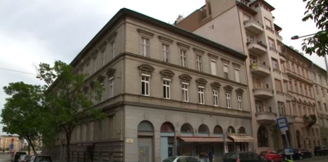Házibuli közben kizuhant az ablakon és meghalt egy 17 éves fiú Budapesten