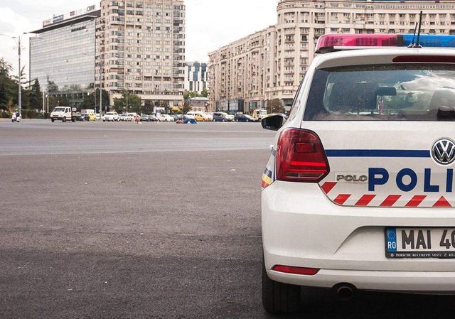 11 polițiști specializați în cercetarea furturilor auto, în izolare