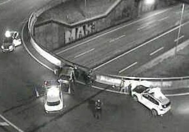 Un ertzaina da positivo en drogas tras chocar su coche patrulla contra un vehículo a la fuga en Bilbao