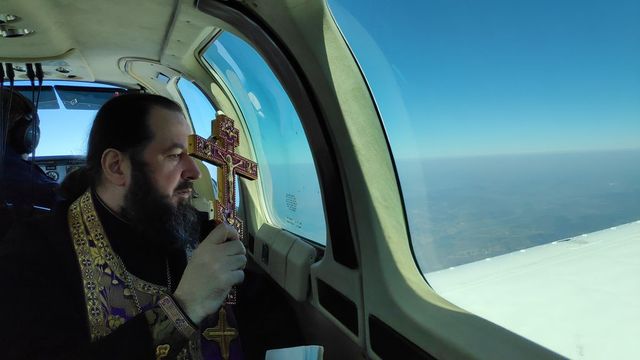 Trei preoți au făcut înconjurul Republicii Moldova cu un avion pentru a scăpa țara de COVID-19