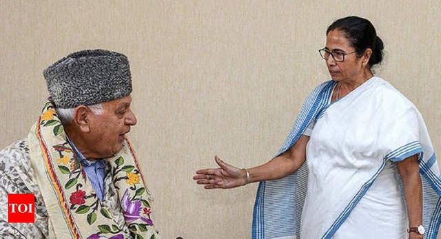 Mamata Banerjee assures Farooq Abdullah of standing by him in 'difficult times'