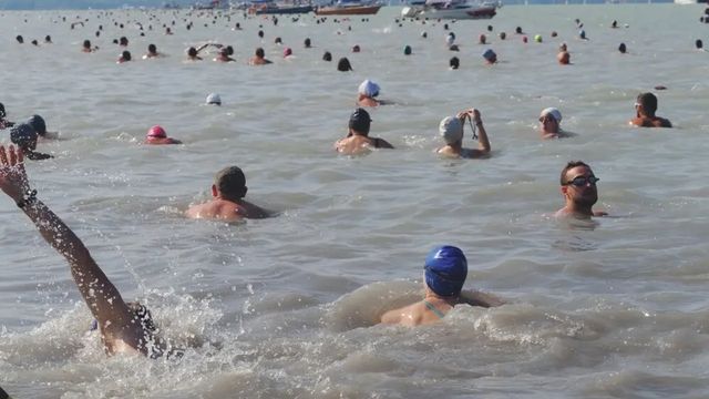Elhalasztják a Balaton-átúszást
