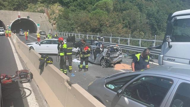 Incidente in A12 tra Chiavari e Rapallo, tir tampona sei auto: 5 feriti e traffico in tilt